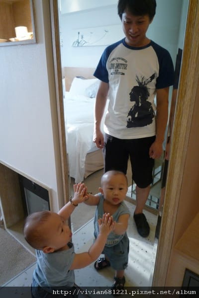 P1090286 暴小子很喜歡鏡子1.jpg P1090286 暴小子很喜歡鏡子1.jpg
