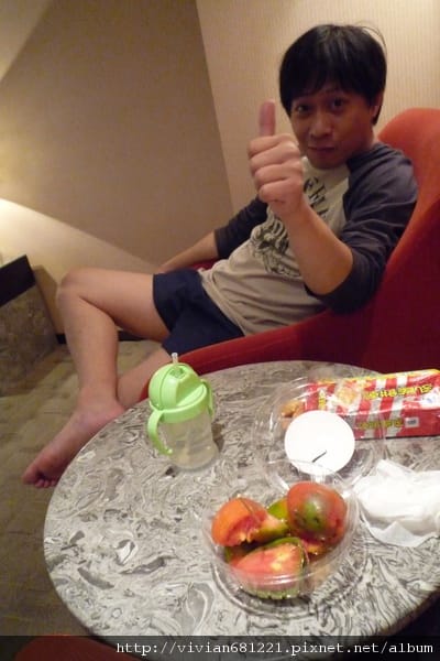 P1100255 看老公吃的多開心1.jpg