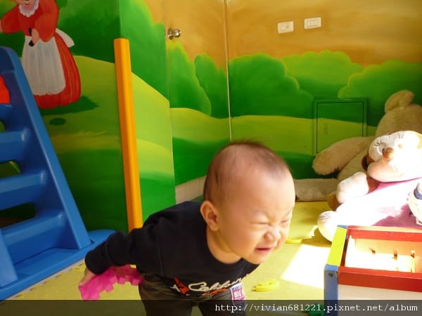 P1100029 小豬媽媽童話廚房 - 看暴小子玩的多開心1.jpg