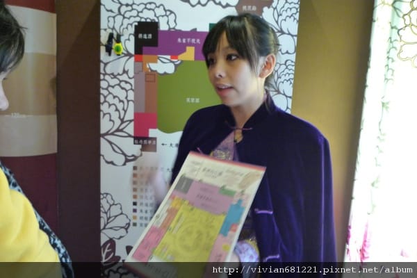 P1100803有點像小張惠妹的解說員.jpg