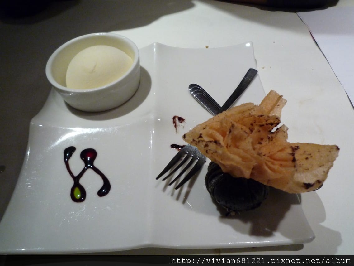 P1120019 甜點 - 巧克力袋冰淇淋1.jpg