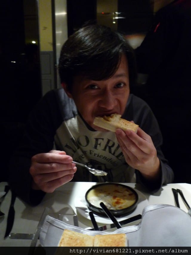 P1120004 看老公吃的津津有味1.jpg