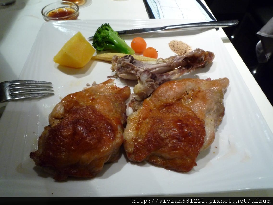 P1120016 服務生會很貼心的幫忙去骨喔1.jpg