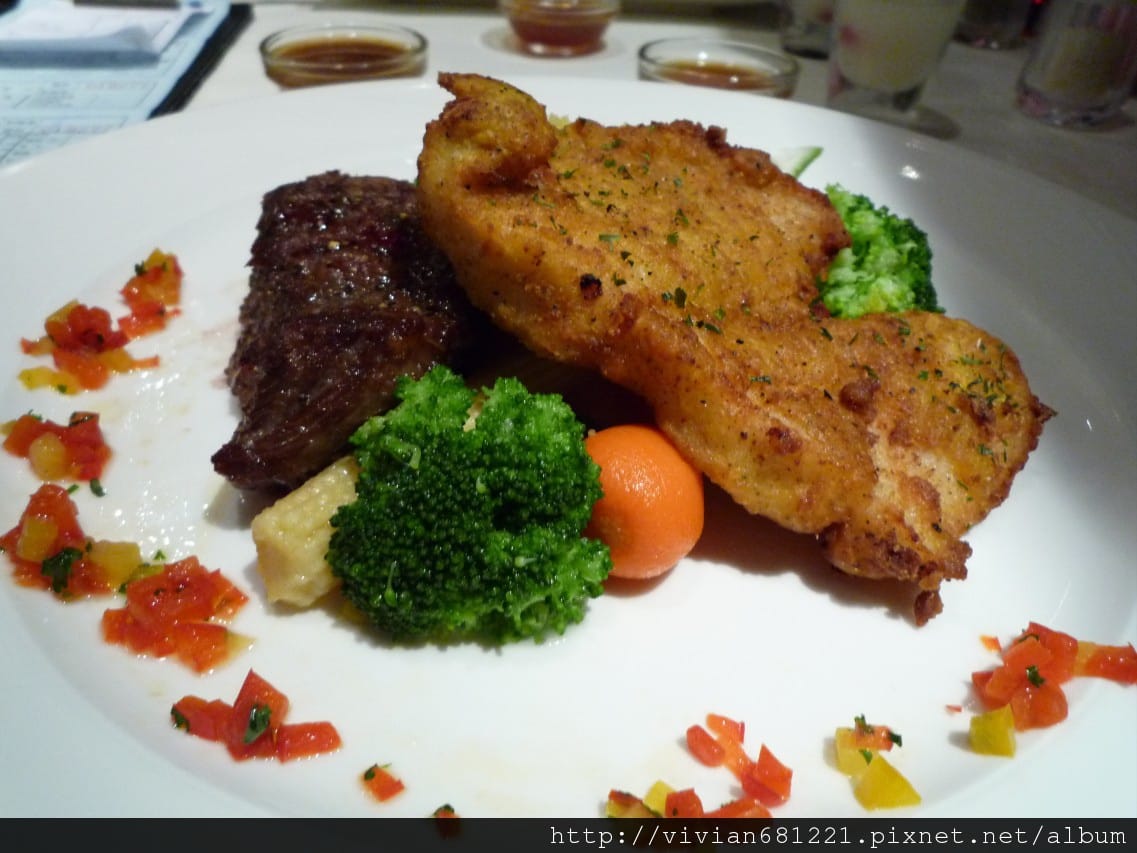 P1120011 主餐 - 海陸雙拼1.jpg