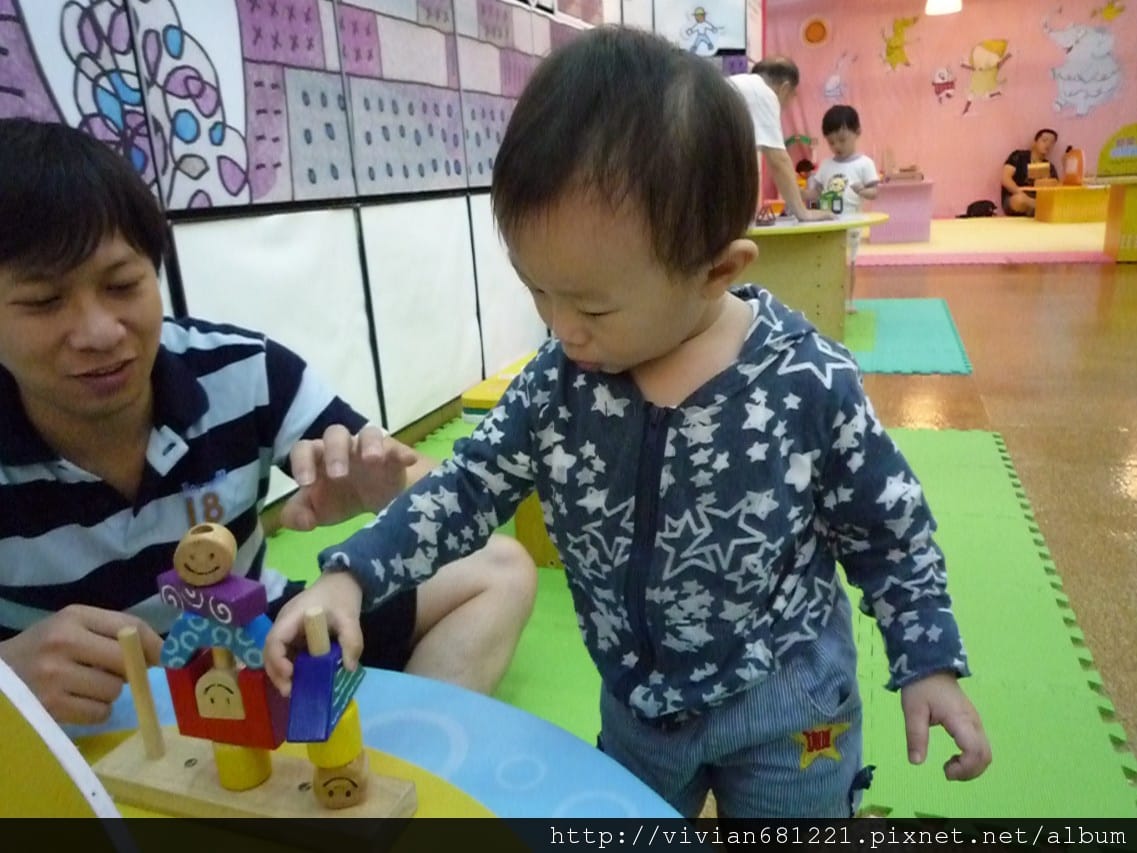 小寶貝自己動動手.jpg