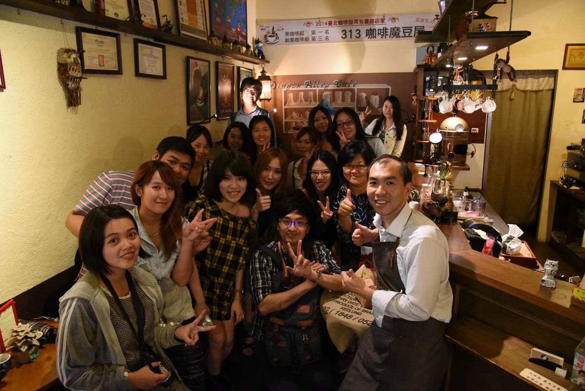 美食改造計畫_民眾部落客與店主合影.jpg