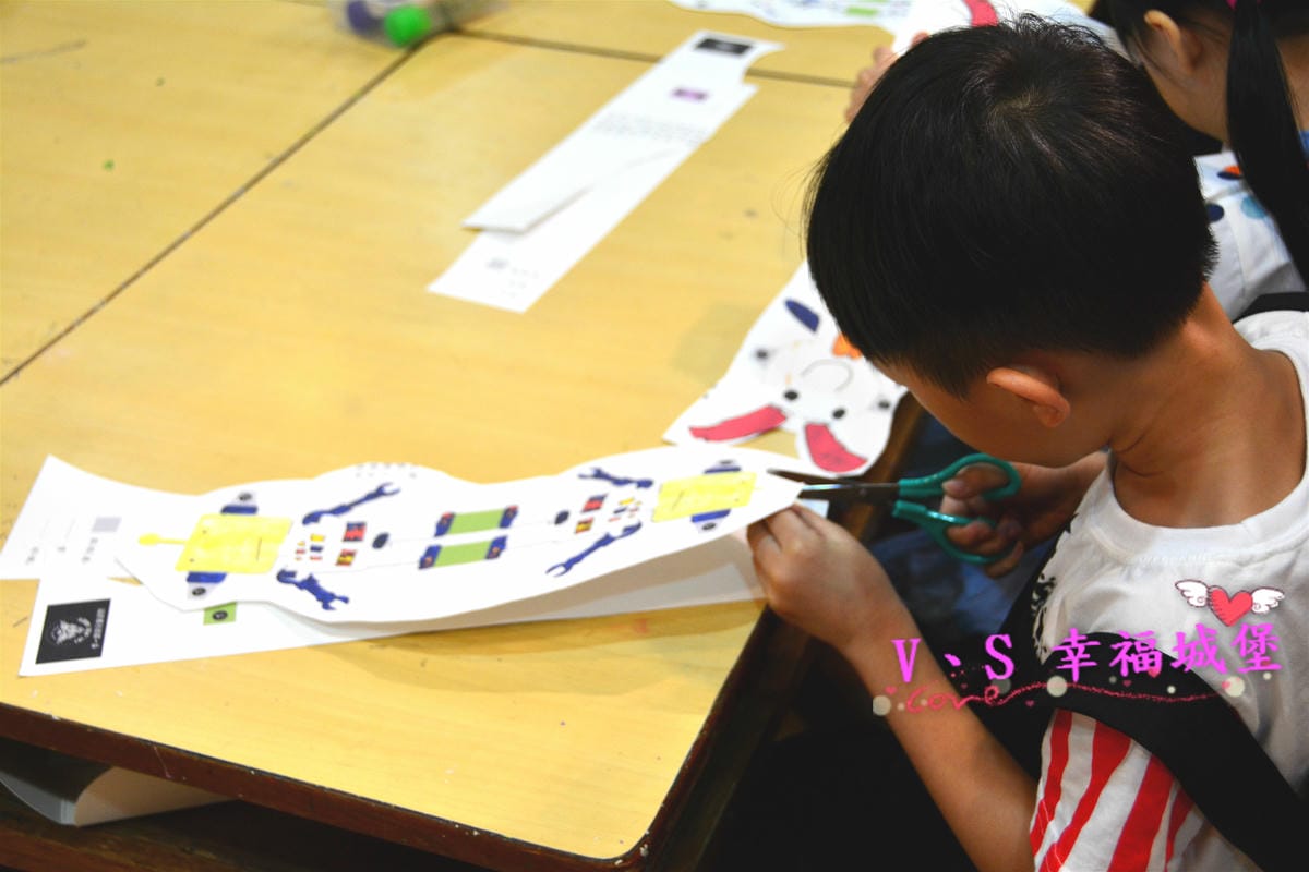 【台北兒童才藝】有種魔術 平面到立體 讓小孩發揮最大的想像力,創造出自己獨一無二的外星人,玩樂於浩瀚無垠的太空世界中