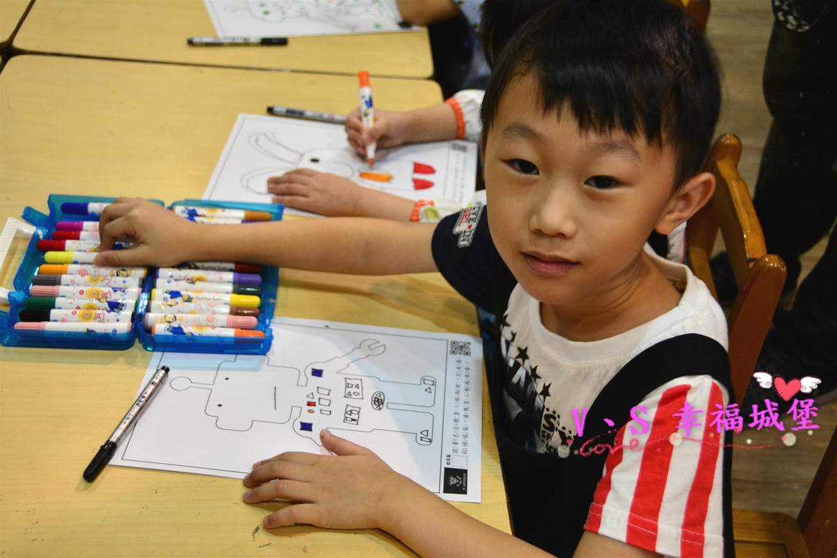 【台北兒童才藝】有種魔術 平面到立體 讓小孩發揮最大的想像力,創造出自己獨一無二的外星人,玩樂於浩瀚無垠的太空世界中