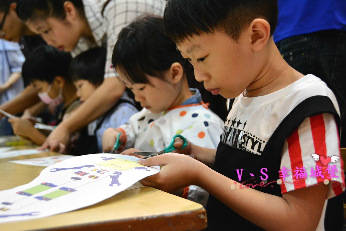 【台北兒童才藝】有種魔術 平面到立體 讓小孩發揮最大的想像力,創造出自己獨一無二的外星人,玩樂於浩瀚無垠的太空世界中