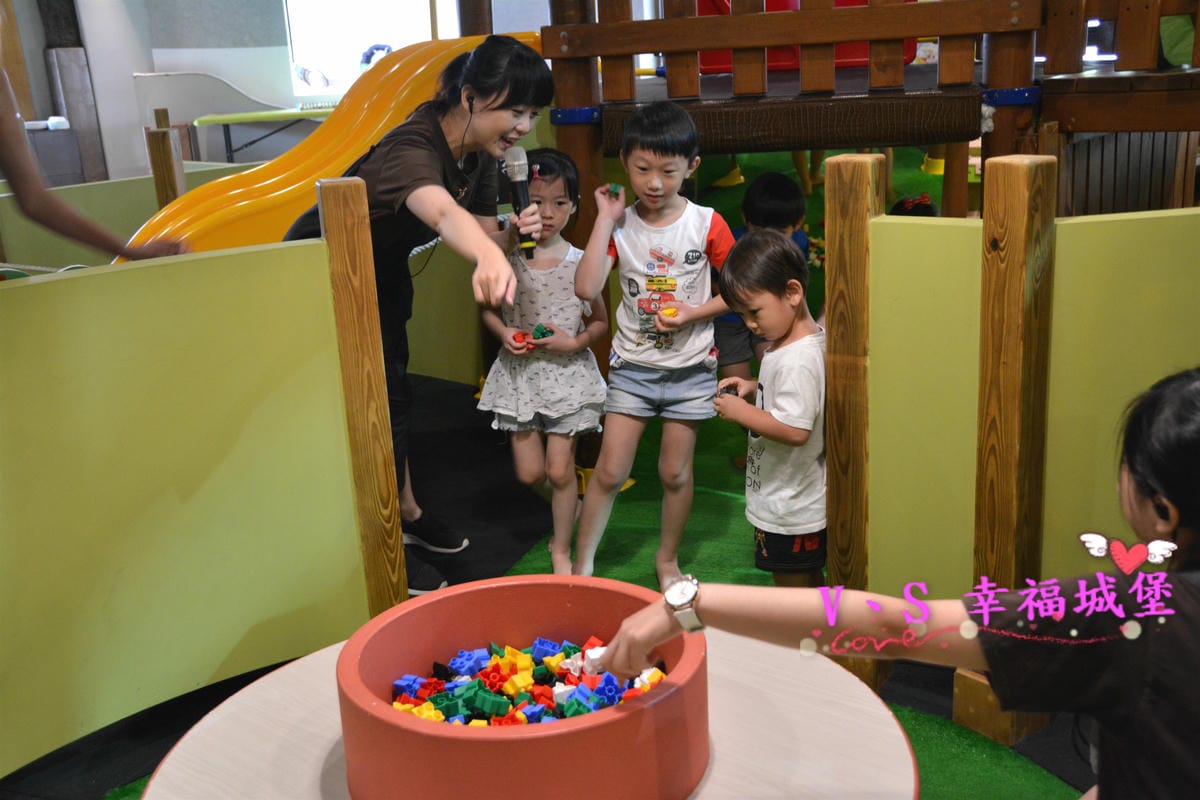 【台中親子主題樂園】凹嗚親子主題園 讓我們在這室內的大公園裡,一起陪精靈王子過個開心的生日派對吧 !!(已歇業) - 第27張圖 【台中親子主題樂園】凹嗚親子主題園 讓我們在這室內的大公