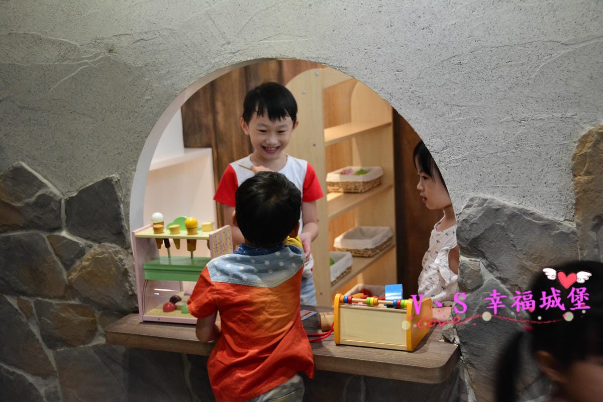 【台中親子主題樂園】凹嗚親子主題園 讓我們在這室內的大公園裡,一起陪精靈王子過個開心的生日派對吧 !!(已歇業) - 第58張圖 【台中親子主題樂園】凹嗚親子主題園 讓我們在這室內的大公