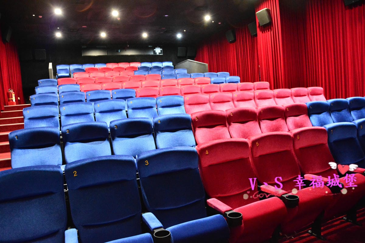 【影城分享】台北內湖 哈拉影城 全台首創響震椅,讓您觀影舒適又能深入其境,跨腳廳 讓你有如在家看電影般一樣的舒適自在。
