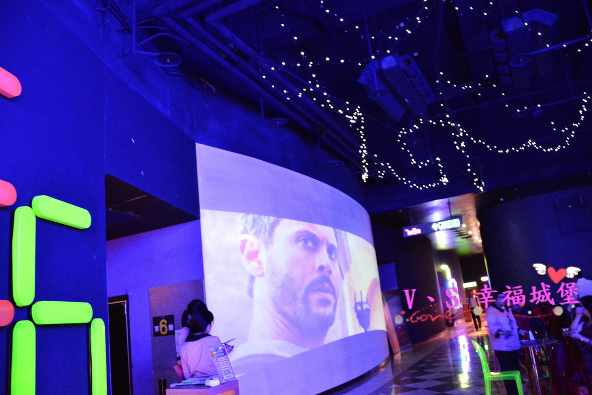 【影城分享】台北內湖 哈拉影城 全台首創響震椅,讓您觀影舒適又能深入其境,跨腳廳 讓你有如在家看電影般一樣的舒適自在。