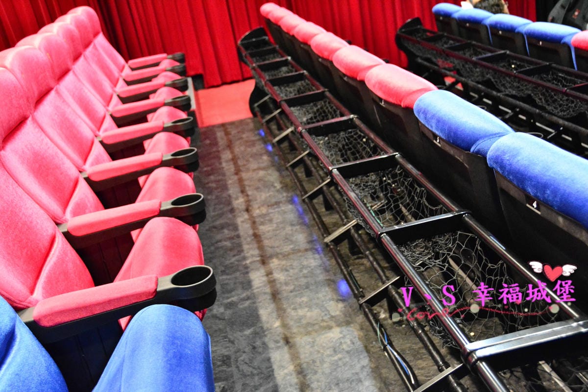 【影城分享】台北內湖 哈拉影城 全台首創響震椅,讓您觀影舒適又能深入其境,跨腳廳 讓你有如在家看電影般一樣的舒適自在。