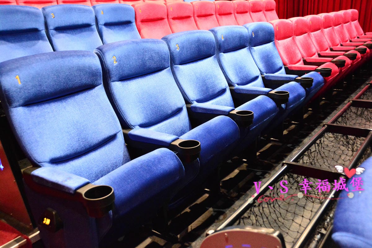 【影城分享】台北內湖 哈拉影城 全台首創響震椅,讓您觀影舒適又能深入其境,跨腳廳 讓你有如在家看電影般一樣的舒適自在。