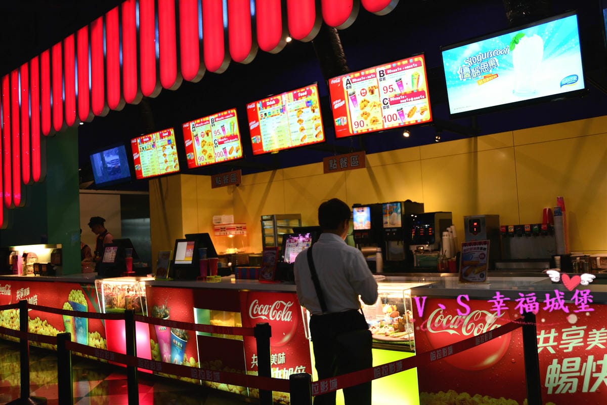 【影城分享】台北內湖 哈拉影城 全台首創響震椅,讓您觀影舒適又能深入其境,跨腳廳 讓你有如在家看電影般一樣的舒適自在。