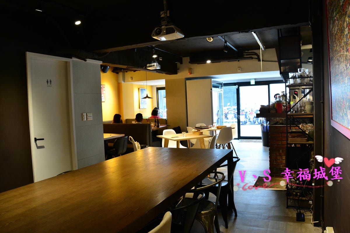 【台北大安區美食】忠孝敦化站 Imp Cafe 有著大螢幕可看球賽的運動餐廳,悠閒環境更是姐妹聚會的好地方 ! - 第7張圖 【台北大安區美食】忠孝敦化站 Imp Cafe 有著大螢幕可看球賽的運動餐廳,悠閒環境更是姐妹聚會的好地方 !