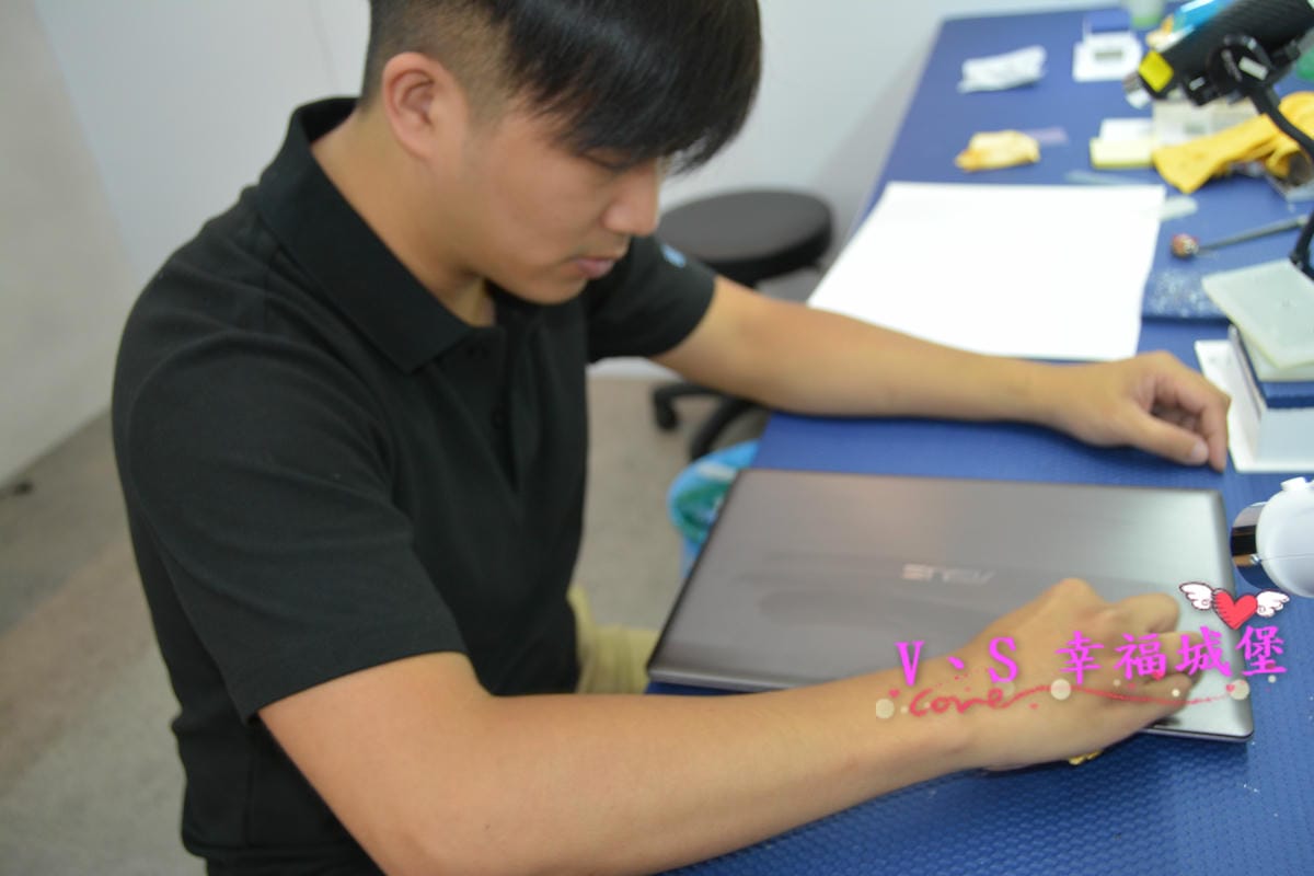 【筆電包膜分享】公館手機包膜 研膜工業 專業細心包膜,讓我的筆電多了一份低調奢華美,不再擔心髒汙、刮痕上筆電身 - 第22張圖 【筆電包膜分享】公館手機包膜 研膜工業 專業細心包膜,讓我的筆電多了一份低調奢華美,不再擔心髒汙、刮痕上筆電身