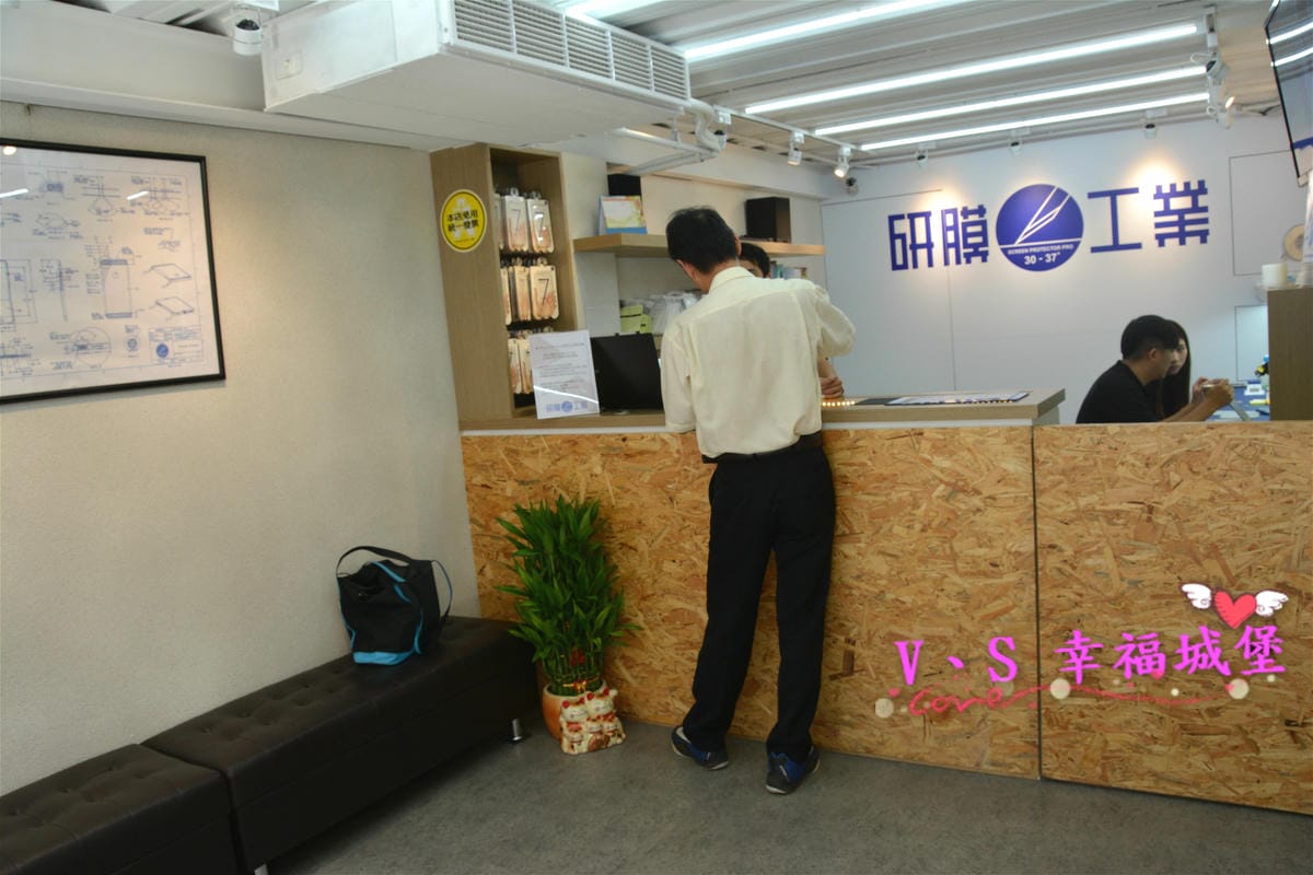 【筆電包膜分享】公館手機包膜 研膜工業 專業細心包膜,讓我的筆電多了一份低調奢華美,不再擔心髒汙、刮痕上筆電身 - 第4張圖 【筆電包膜分享】公館手機包膜 研膜工業 專業細心包膜,讓我的筆電多了一份低調奢華美,不再擔心髒汙、刮痕上筆電身