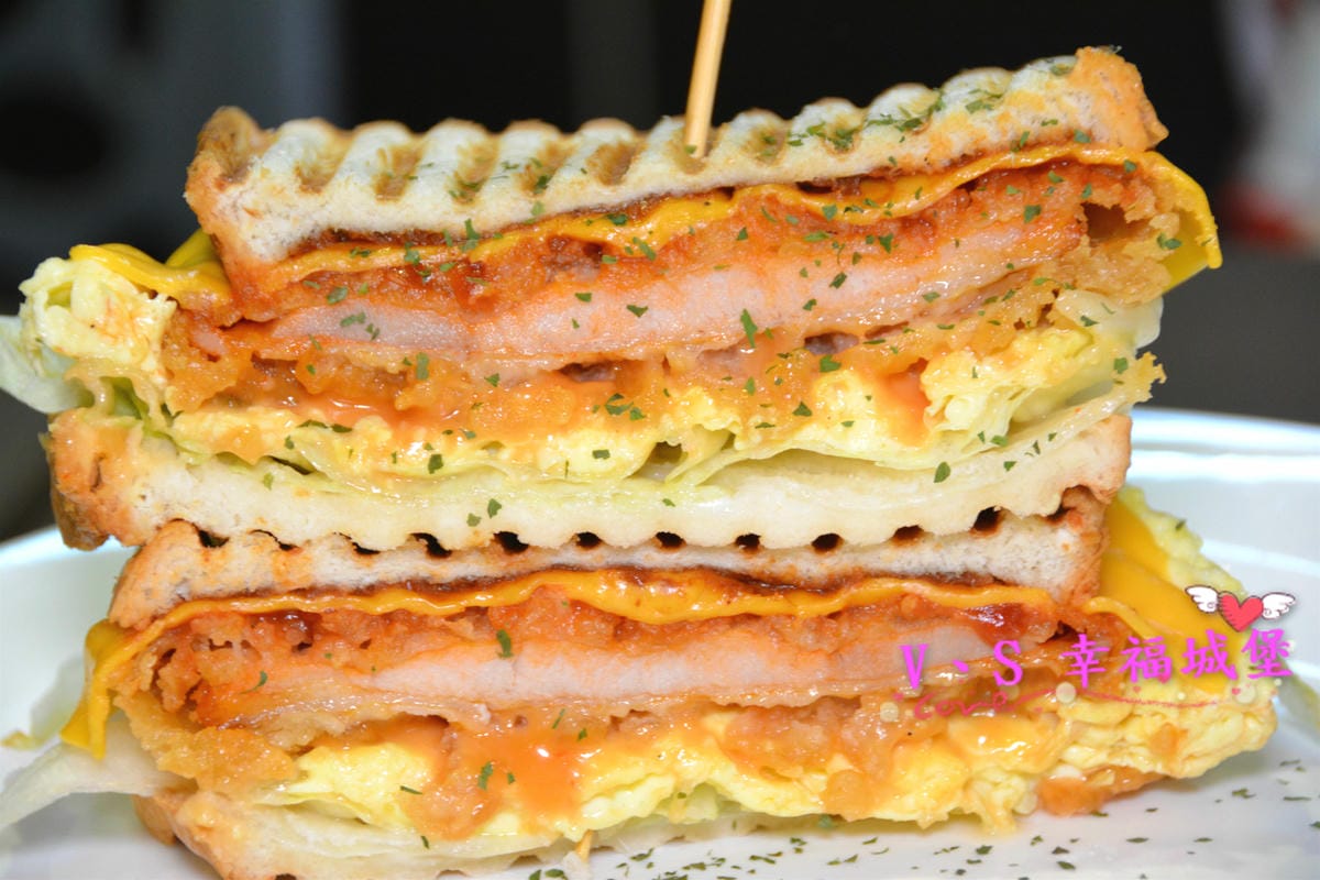 【新北美食】新莊銅板美食 莫札特咖啡早午餐&西點小舖 平價大份量的餐點、自製好吃的甜點、隱藏版菜單,是個喝咖啡、吃早午餐的好地方