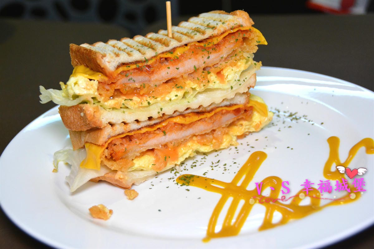 【新北美食】新莊銅板美食 莫札特咖啡早午餐&西點小舖 平價大份量的餐點、自製好吃的甜點、隱藏版菜單,是個喝咖啡、吃早午餐的好地方