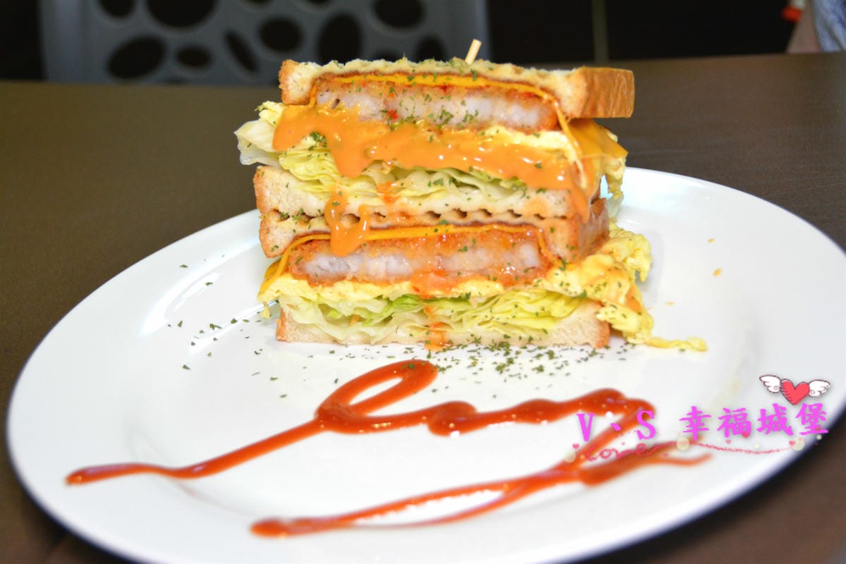 【新北美食】新莊銅板美食 莫札特咖啡早午餐&西點小舖 平價大份量的餐點、自製好吃的甜點、隱藏版菜單,是個喝咖啡、吃早午餐的好地方