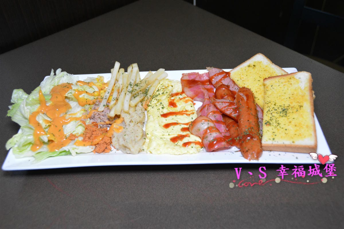 【新北美食】新莊銅板美食 莫札特咖啡早午餐&西點小舖 平價大份量的餐點、自製好吃的甜點、隱藏版菜單,是個喝咖啡、吃早午餐的好地方