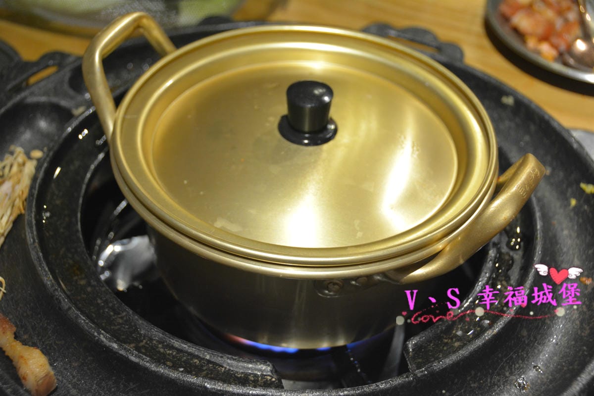 【新北美食】MANNA 만나 韓式烤肉專門店 美魔女韓國老闆娘,韓式烤肉、超棒海鮮湯麵,不用到韓國在板橋就可以吃到道地韓式料理 - 第49張圖 【新北美食】MANNA 만나 韓式烤肉專門店 美魔女韓國老闆娘,韓式烤肉、超棒海鮮湯麵,不用到韓國在板橋就可以吃到道地韓式料理