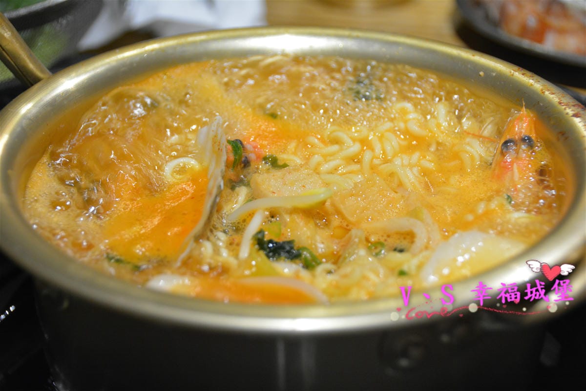 【新北美食】MANNA 만나 韓式烤肉專門店 美魔女韓國老闆娘,韓式烤肉、超棒海鮮湯麵,不用到韓國在板橋就可以吃到道地韓式料理 - 第51張圖 【新北美食】MANNA 만나 韓式烤肉專門店 美魔女韓國老闆娘,韓式烤肉、超棒海鮮湯麵,不用到韓國在板橋就可以吃到道地韓式料理