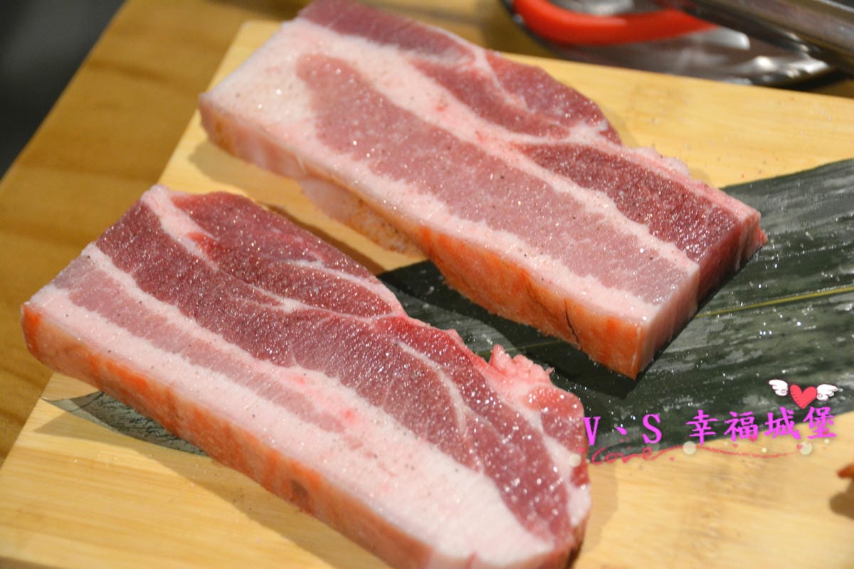 【新北美食】MANNA 만나 韓式烤肉專門店 美魔女韓國老闆娘,韓式烤肉、超棒海鮮湯麵,不用到韓國在板橋就可以吃到道地韓式料理 - 第29張圖 【新北美食】MANNA 만나 韓式烤肉專門店 美魔女韓國老闆娘,韓式烤肉、超棒海鮮湯麵,不用到韓國在板橋就可以吃到道地韓式料理