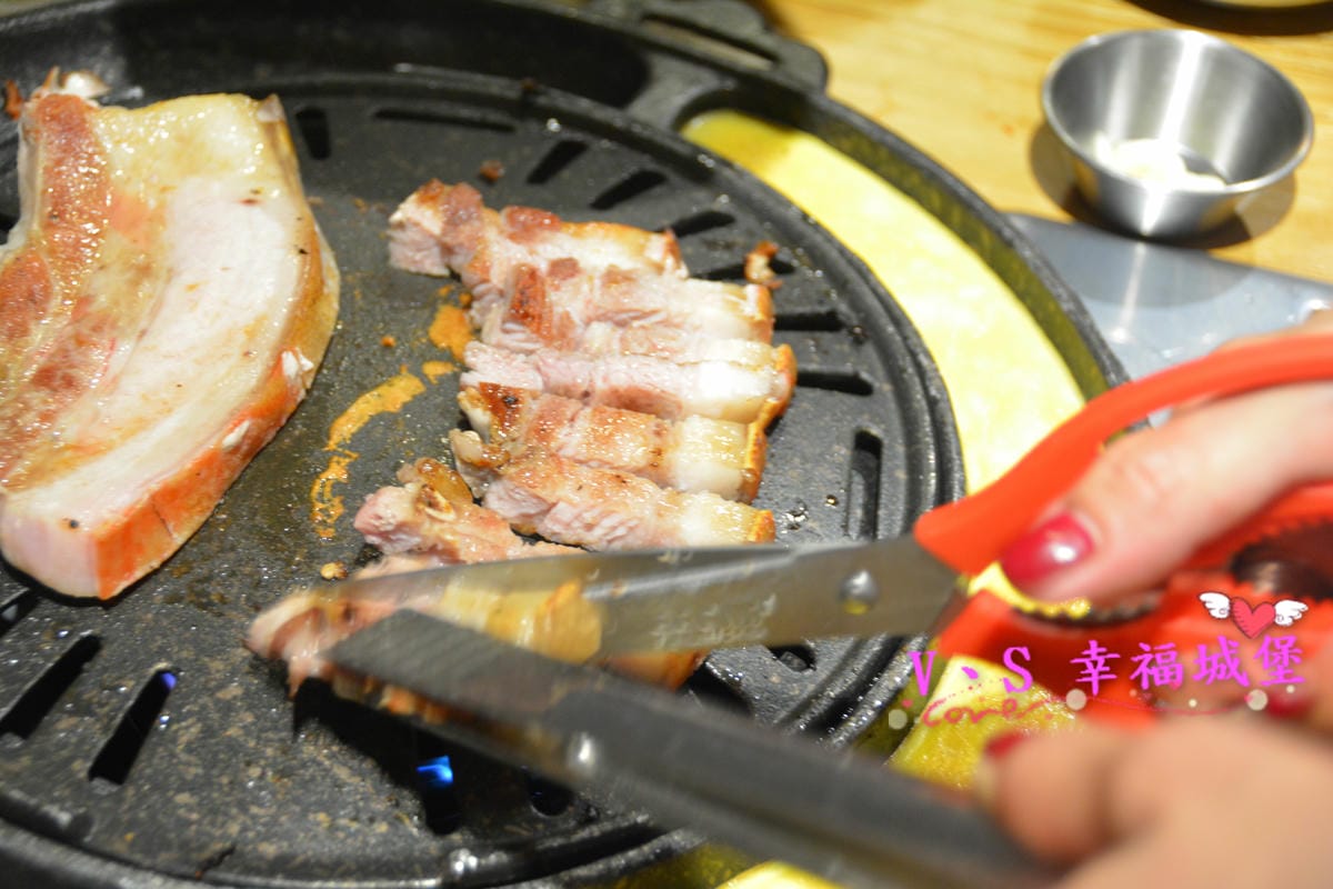 【新北美食】MANNA 만나 韓式烤肉專門店 美魔女韓國老闆娘,韓式烤肉、超棒海鮮湯麵,不用到韓國在板橋就可以吃到道地韓式料理 - 第31張圖 【新北美食】MANNA 만나 韓式烤肉專門店 美魔女韓國老闆娘,韓式烤肉、超棒海鮮湯麵,不用到韓國在板橋就可以吃到道地韓式料理