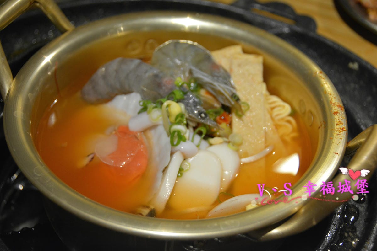 【新北美食】MANNA 만나 韓式烤肉專門店 美魔女韓國老闆娘,韓式烤肉、超棒海鮮湯麵,不用到韓國在板橋就可以吃到道地韓式料理 - 第50張圖 【新北美食】MANNA 만나 韓式烤肉專門店 美魔女韓國老闆娘,韓式烤肉、超棒海鮮湯麵,不用到韓國在板橋就可以吃到道地韓式料理