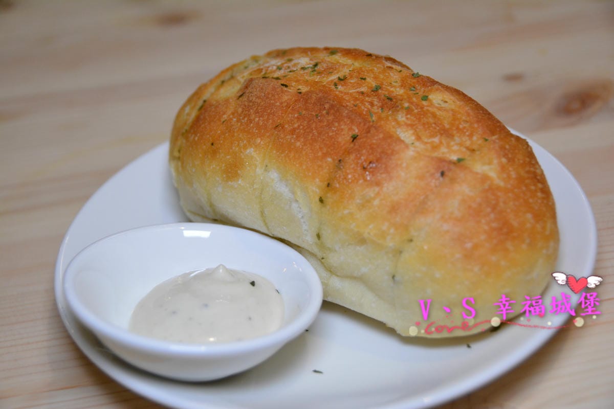 【台北美食】Fancy pizzeria 西門巷弄中的羅馬式薄餅披薩,不用坐飛機也可以吃到道地美味