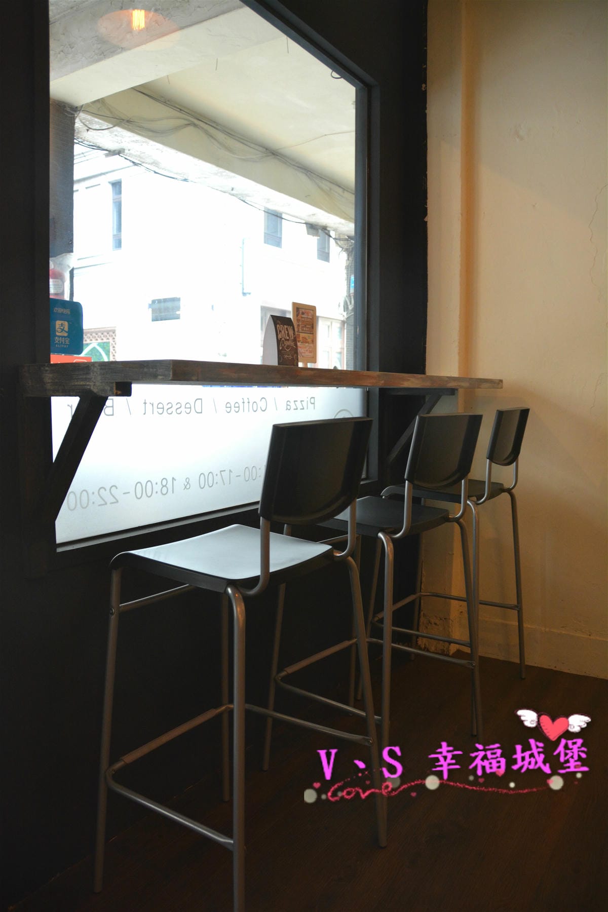 【台北美食】Fancy pizzeria 西門巷弄中的羅馬式薄餅披薩,不用坐飛機也可以吃到道地美味