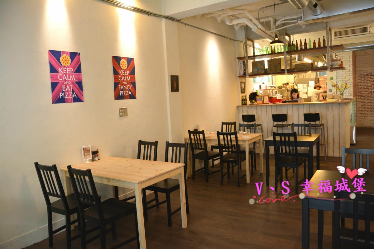 【台北美食】Fancy pizzeria 西門巷弄中的羅馬式薄餅披薩,不用坐飛機也可以吃到道地美味