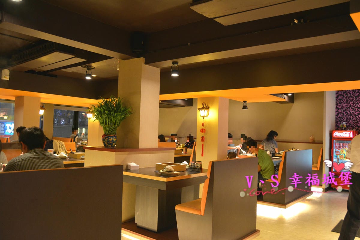 【新北美食】板橋麻辣鍋吃到飽 魔椒頂級鴛鴦鍋 三點蟹、安格斯黑牛、草蝦任你吃,生啤酒、COLD STONE隨你吃,在這冷冷的天不可不吃的高CP值鍋物(已歇業) - 第7張圖 【新北美食】板橋麻辣鍋吃到飽 魔椒頂級鴛鴦鍋 三點蟹、安