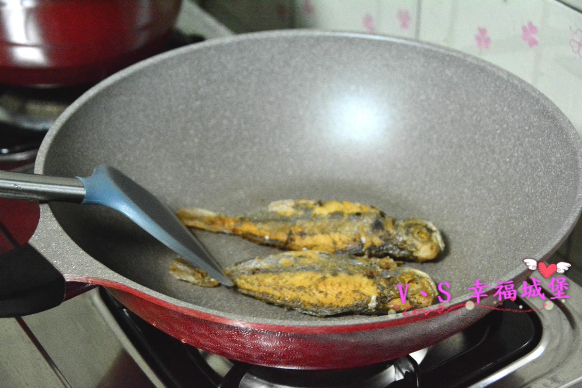 【廚房好物推薦】 瑞士MONCROSS 法拉利紅鈦石三鍋七件組 不沾不黏、好清洗、造型優雅,讓你做菜也可以有美美的時尚感