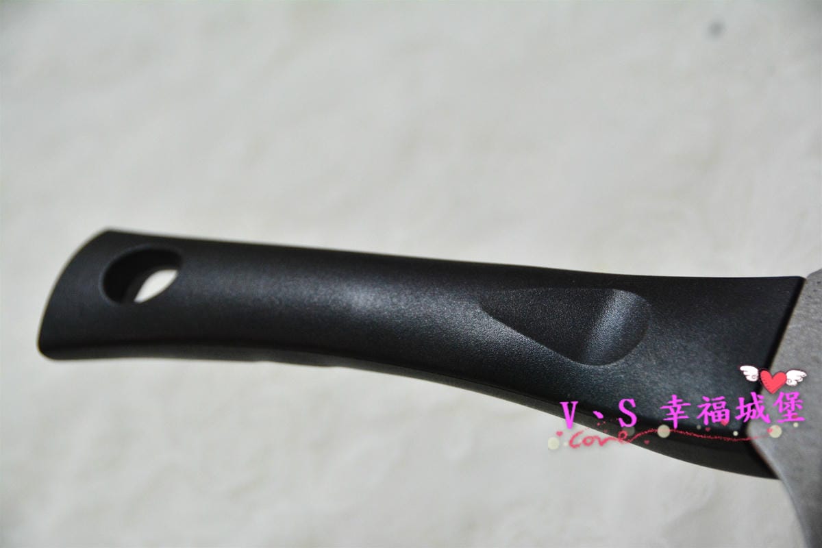 【廚房好物推薦】 瑞士MONCROSS 法拉利紅鈦石三鍋七件組 不沾不黏、好清洗、造型優雅,讓你做菜也可以有美美的時尚感