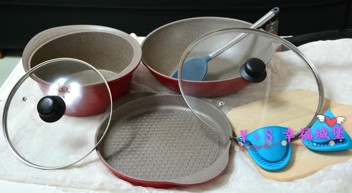 【廚房好物推薦】 瑞士MONCROSS 法拉利紅鈦石三鍋七件組 不沾不黏、好清洗、造型優雅,讓你做菜也可以有美美的時尚感