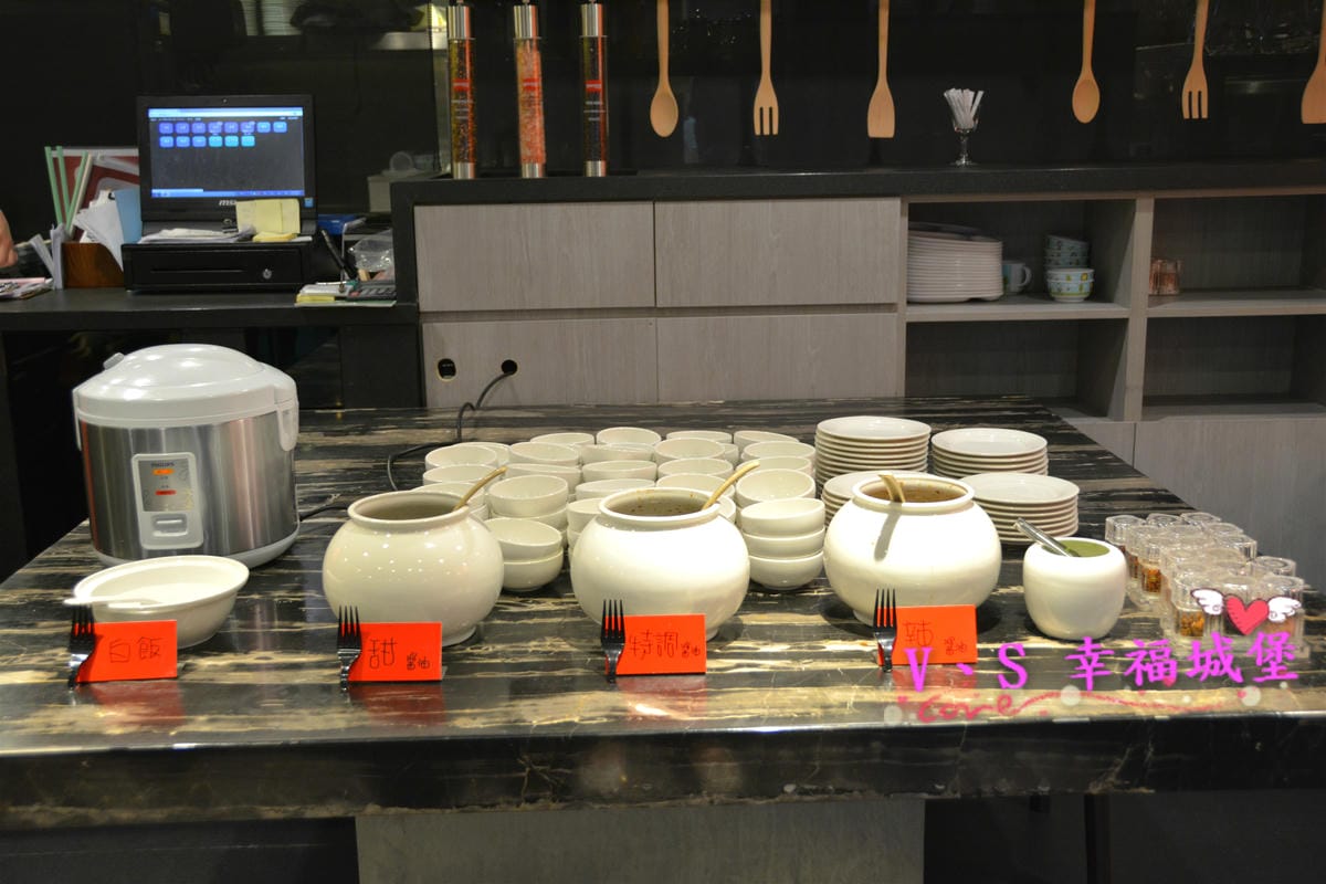 【內湖美食】洋夫人壽喜燒、鍋物、牛排 – 開幕大放送 排餐、火鍋肉品 買一送一,無低消無服務費,讓你大口大口吃肉,吃的開心滿足 - 第11張圖 【內湖美食】洋夫人壽喜燒、鍋物、牛排 – 開幕大放送 排餐、火鍋肉品 買一送一,無低消無服務費,讓你大口大口吃肉,吃的開心滿足