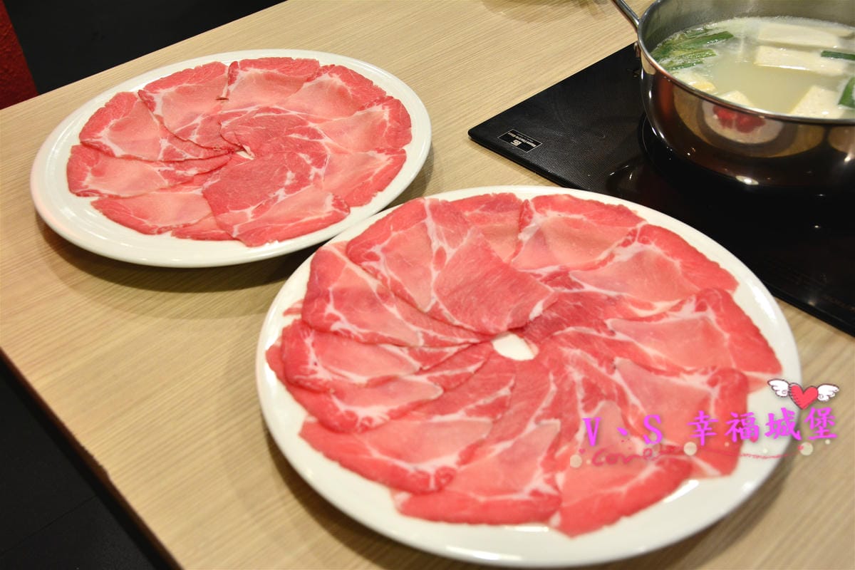 【內湖美食】洋夫人壽喜燒、鍋物、牛排 – 開幕大放送 排餐、火鍋肉品 買一送一,無低消無服務費,讓你大口大口吃肉,吃的開心滿足 - 第22張圖 【內湖美食】洋夫人壽喜燒、鍋物、牛排 – 開幕大放送 排餐、火鍋肉品 買一送一,無低消無服務費,讓你大口大口吃肉,吃的開心滿足