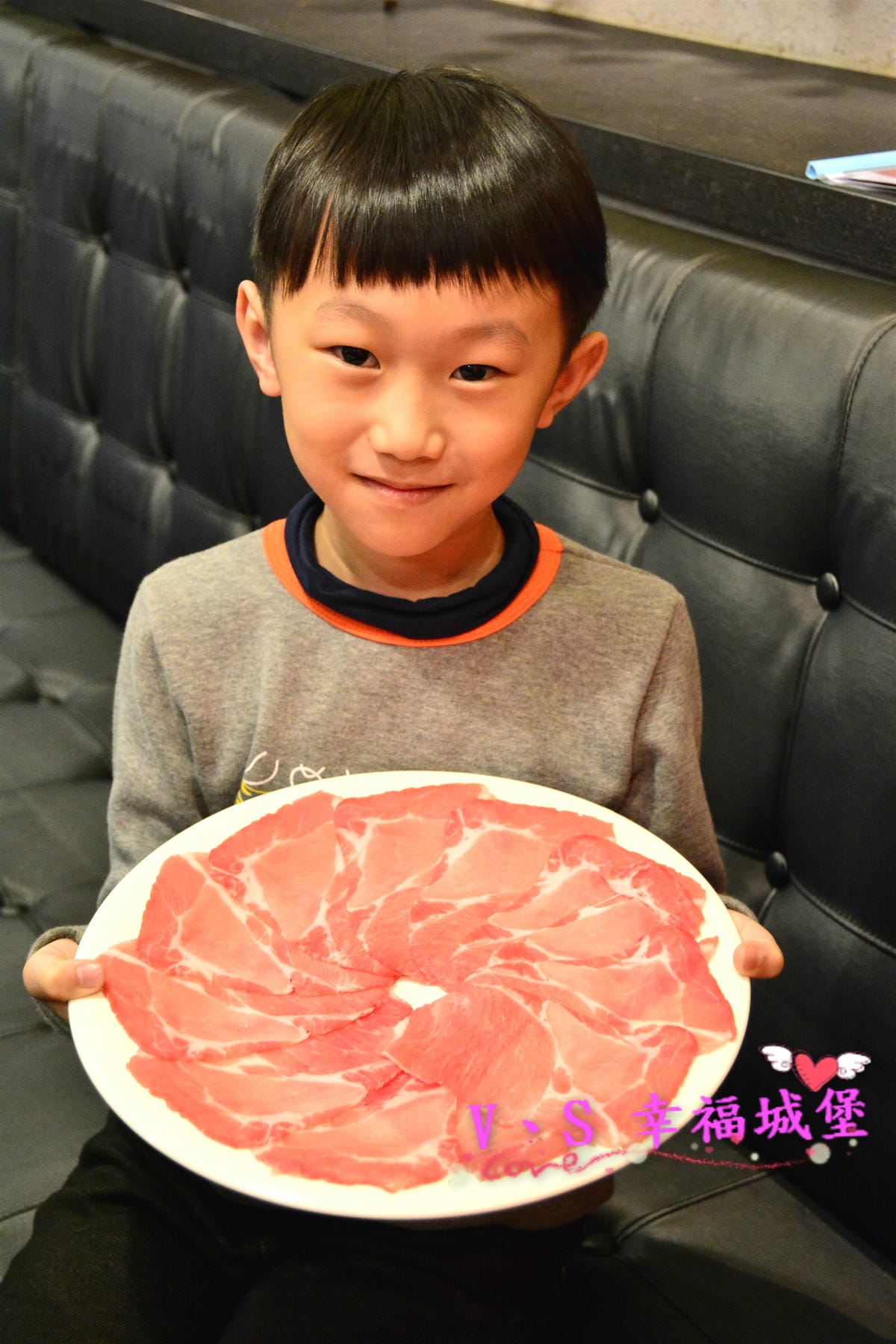 【內湖美食】洋夫人壽喜燒、鍋物、牛排 – 開幕大放送 排餐、火鍋肉品 買一送一,無低消無服務費,讓你大口大口吃肉,吃的開心滿足 - 第23張圖 【內湖美食】洋夫人壽喜燒、鍋物、牛排 – 開幕大放送 排餐、火鍋肉品 買一送一,無低消無服務費,讓你大口大口吃肉,吃的開心滿足