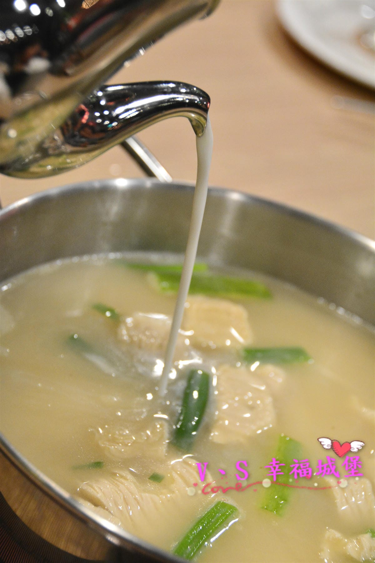 【內湖美食】洋夫人壽喜燒、鍋物、牛排 – 開幕大放送 排餐、火鍋肉品 買一送一,無低消無服務費,讓你大口大口吃肉,吃的開心滿足 - 第17張圖 【內湖美食】洋夫人壽喜燒、鍋物、牛排 – 開幕大放送 排餐、火鍋肉品 買一送一,無低消無服務費,讓你大口大口吃肉,吃的開心滿足