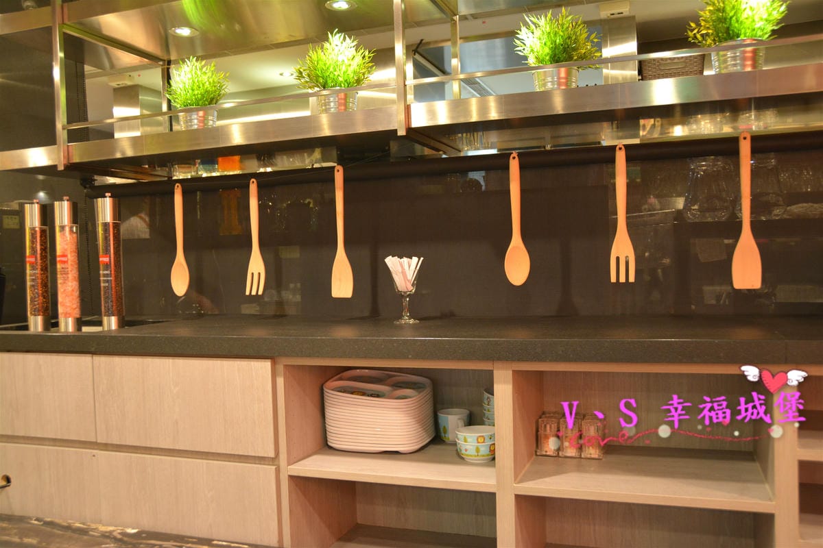 【內湖美食】洋夫人壽喜燒、鍋物、牛排 – 開幕大放送 排餐、火鍋肉品 買一送一,無低消無服務費,讓你大口大口吃肉,吃的開心滿足 - 第9張圖 【內湖美食】洋夫人壽喜燒、鍋物、牛排 – 開幕大放送 排餐、火鍋肉品 買一送一,無低消無服務費,讓你大口大口吃肉,吃的開心滿足