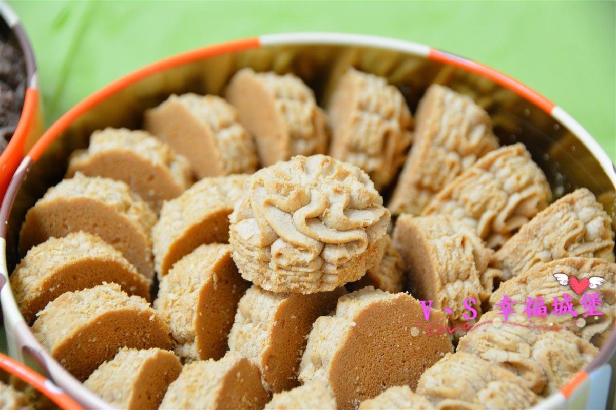 【宅配美食】台中人氣伴手禮 鴻鼎菓子 最新力作,酥軟綿密口感,讓你一口接一口停不下來,是午茶時刻或是逢年過節的最佳伴手禮