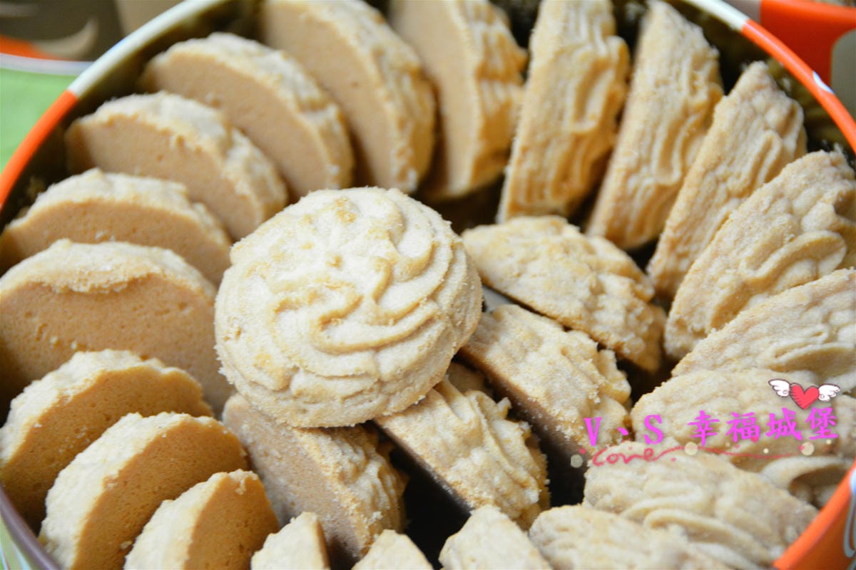 【宅配美食】台中人氣伴手禮 鴻鼎菓子 最新力作,酥軟綿密口感,讓你一口接一口停不下來,是午茶時刻或是逢年過節的最佳伴手禮