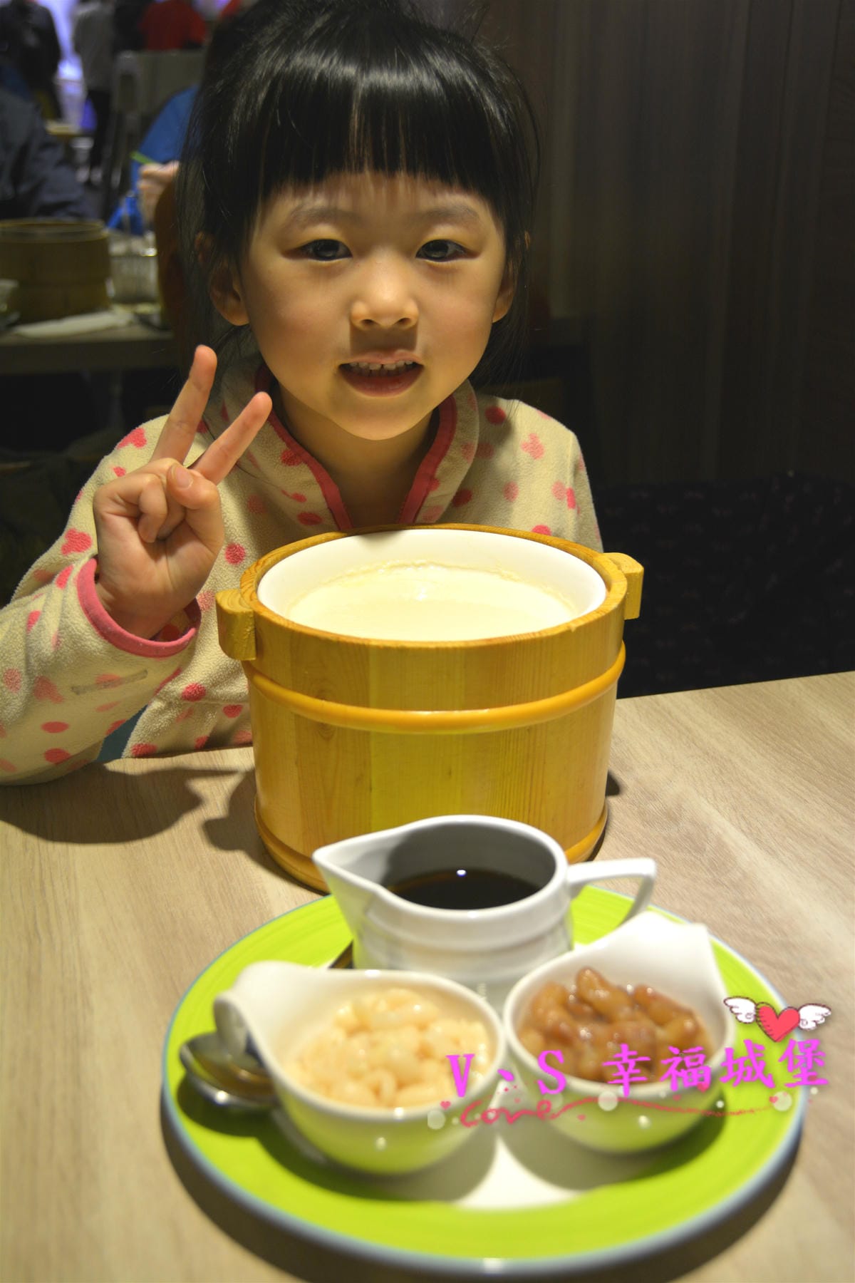 【板橋美食】板橋愛買 貍小籠港式點心 可愛的小黑芝麻包、小綠抹茶包正呼喚你,平價的港式點心,你一定不能錯過。。。。