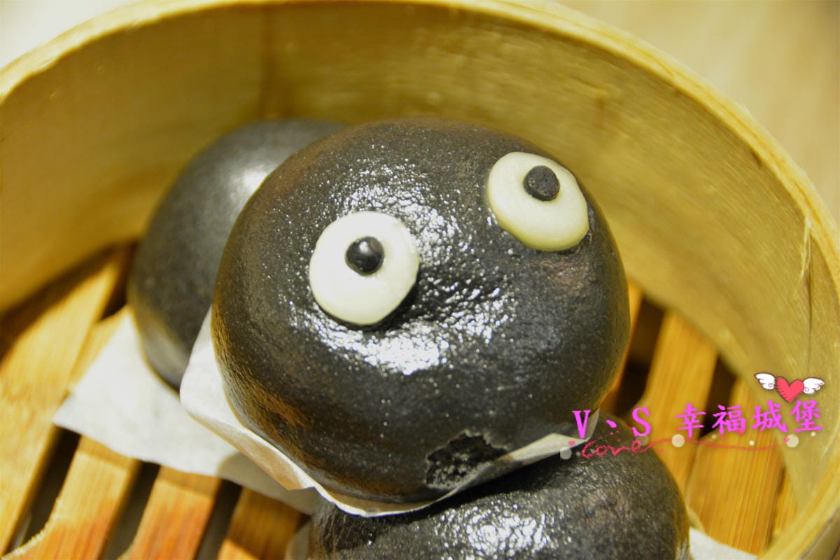 【板橋美食】板橋愛買 貍小籠港式點心 可愛的小黑芝麻包、小綠抹茶包正呼喚你,平價的港式點心,你一定不能錯過。。。。
