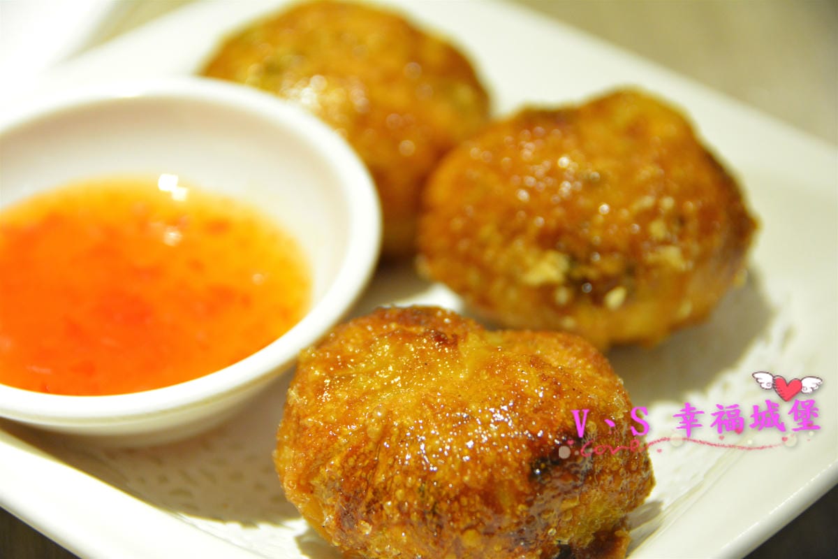 【板橋美食】板橋愛買 貍小籠港式點心 可愛的小黑芝麻包、小綠抹茶包正呼喚你,平價的港式點心,你一定不能錯過。。。。