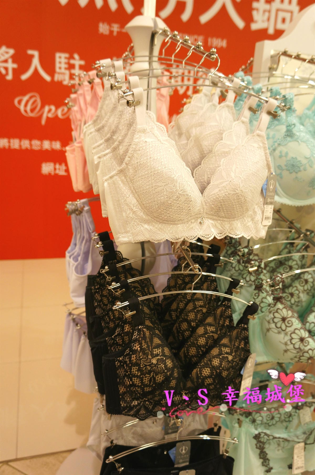 【精品內衣】Lady法式精品內衣 闇夜天使 無鋼圈調整型內衣 機能無鋼圈讓你舒服到忘記穿著它,透視效果讓你若隱若現性感爆表 - 第9張圖 【精品內衣】Lady法式精品內衣 闇夜天使 無鋼圈調整型內衣 機能無鋼圈讓你舒服到忘記穿著它,透視效果讓你若隱若現性感爆表